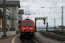 185 260-7 passiert mit einem G�terzug das renovierten Empfangsgeb�ude in R�desheim (27.8.2010).