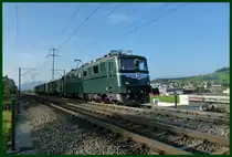 Ae 6/6 11421  Grischun . Da wollte ich gerade nach Hause, als dieser kurze gr�ne Zug auftauchte. Hinter der Lok  Grischun  waren noch ein Service Wagen, ein Salon-Bar Wagen und ein Pullmannwagen der BLS. Fahrg�ste waren wohl nicht mit dabei. Wo mag die Reise hingegangen sein ? Im Fricktal am 8.10.2010.