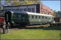 Liebevoll restauriert pr�sentiert sich 214 018 M�nchen auf dem Fest. Gebaut wurde der Wagen 1940 bei Westwaggon (Gattung ABC4�-39, gesehen Bw-Fest Lutherstadt Wittenberg 10.10.2010)