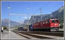 G�terzug mit Ge 6/6 II 705  Pontresina  und drei Speisewagen verlassen Untervaz-Trimmis Richtung Chur. (08.10.2010)