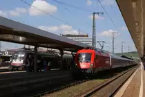 1116 185-8 mit dem IC 2082  K�nigssee  neben ES 64 U2-001 mit einem IC in W�rzburg Hbf am 31.07.2010