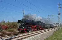 Auf Grund eines l�ngeren Aufenthaltes in Halle konnte der von 41 1144-9 gezogene Sonderzug kurz hinter der Ausfahrt aus dem Hauptbahnhof nochmals abgelichtet werden, 10.10.10.