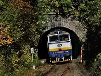 Die 754 027 am 10.10.2010 mit einem Personenzug unterwegs bei B�hmisch Eisenstein. 