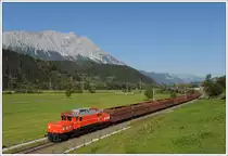 Der von Linz �ber Salzburg und den Tauern nach Koper verkehrenden Erzleerzug 48407 wurde am 4.10.2010 �ber den Pyhrn und das Ennstal umgeleitet und verkehrte von Linz Stahlwerke bis Bischofshofen mit 1020.37 der �GEG als 90407. Die Aufnahme zeigt den Zug kurz nach �blarn mit Blick auf den Grimming.