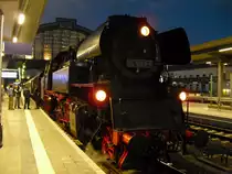 65 1049-8 mit unserem Sonderzug von Weimar nach Chemnitz, ist hier am abend in Gera beim Wasser fassen, am 09.10.10.