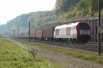 420 12 von EVB hatte mit ihrem Containerzug ( DGS 59000 Stuttgart Hafen - Bremen Grolland ) mit der Eggequerung ganz sch�n zu K�mpfen. Mit gesch�tzten 50 km/h schlich sie kurz vor dem Eggetunnel in Willebadessen daher, 09.10.2010