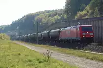 185 264-9 mit einem reinrassigen VTG-Kesselwagenzug kurz vor dem Eggetunnel in Willebadessen, 09.10.2010.