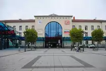 7.10.2010 12:13 Blick auf den Haupteingang und das Bahnhofsgeb�ude des Geraer Hauptbahnhofs.