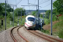 ICE-Zug Frankfurt-Br�ssel f�hrt gerade �ber die Netzgrenze DB-Infrabel. Die deutsch-belgische Staatsgrenze liegt ein paar hundert Meter weiter. Man kann die ersten deutschen Signale schon sehen, aber die Masten sind noch belgisch.
Photo vom 10. Mai 2008.
