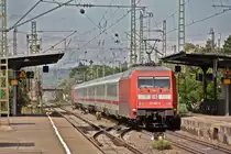 Die Bahn hat zu viele Lok´s, oder? Die 101 082-6 und die 101 076-8 f�r 6 IC Wagen bei Haltingen Richtung Norden. 