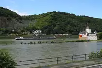 Durch eine Streckensperrung wegen eines Feuerwehreinsatzes war der Verkehr auf der rechten Rheinstrecke zum Erliegen gekommen. Von unserem Fotostandpunkt in Kaub hatte man aber auch einen sch�nen Blick auf die Pfalz und die linke Rheinstrecke, wo der Verkehr noch rollte. Als diese 482 der SBB-Cargo ihren G�terzug gen Norden bef�rderte, kam gl�cklicherweise auch noch ein Lastschiff vorbei. (27.8.2010)