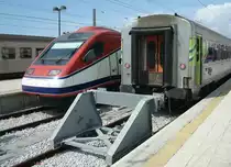 Hier das Zugende des  Alfa Pendular . Daneben der Waggon eines  Intercidades  - �hnlich dem deutschen Intercity - mit Ziel Lissabon. Faro ist Endpunkt der Nord-S�d-Verbindung in Portugal, die in Braga beginnt. 23.9.2008  