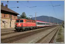 1042.041 mit IC 518 nach Salzburg bei der Durchfahrt im Bf. Niklasdorf, 10.10.2010. Ein historisches Bild, einerseits da hier bald ein h�sslicher Mittelbahnsteig gebaut werden soll und au�erdem wird man eine 1042 (vor allem vor einem Schnellzug) nicht mehr lange sehen.