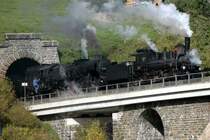17c 372 und 52.4984 am 16.10.2005 mit ihrem Dampfsonderzug kurz nach Aspang. Ab hier war erst einmal aus - beide Maschinen schleuderten. Die beiden Loks schafften es gerade noch aus dem Tunnel - die Waggons mit den Passagieren mu�ten allerdings knapp 60 Minuten im Tunnel ausharren bis Verst�rkung in Form von zwei 2016 aus Friedberg kam und als Vorspann dienten.