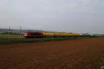 Mit einem bunten Kesselzug durchf�hrt 155 055-7 die Goldene Aue bei Hohlstedt. (1.10.2010)