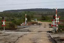 Die Tage dieser HS-64c-Anlage bei Hohlstedt sind bald gez�hlt - die neuen LSA und die Schrankenantriebe stehen schon. Da das Blinklicht im Andreaskreuz bei der Wiedervereinigung nicht ins aktuell g�ltige Regelwerk aufgenommen wurden, m�ssen alle Anlagen diese Typs (immernoch mehrere hundert) im Rahmen des sogenannten  Blinklichtprogramms  ersetzt oder umgebaut werden. In diesem Fall werden Schranken und Blinklicht durch einen Neubau ersetzt. (1.10.2010)