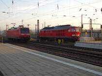 241 353 und 145 026 kurz nach Sonnenaufgang im Hbf Chemnitz. Gesehen am 13.10.2005