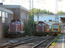 212 240-6, 212 370-1 der EFW ,ein Unimat der DB Netz sowie ein Gottwald Kran mit Hilfswagen abgestellt im Bf. Neuwied