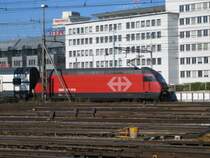 Die Re 460 026-8 ''Fricktal'' verliess am 9.10.05 den HB Z�rich mit einem IC-Dosto. Hinweis, diese Lok ist noch mit Re 4/4 angeschrieben, da zur Zeit ihrer Ablieferung das neue Nummernschema eingef�hrt wurde, und s�mtliche Loks mit den neuen Nummern noch mit der alten versehen wurden.