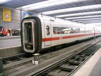 Seitenansicht des ICE 680 in ungew�hnlicher Kombination am 09.10. um 08.50h in M�nchen Hbf kurz vor der Abfahrt nach Hamburg Hbf