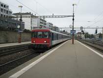 BDt mit Ersatzkomposition als IR 2327 im Bahnhof Thalwil. Dieser Zug Bestand aus einem 4-teiligen RBe Pendel (mit BDt, am Schluss) und einem 6-teitligen Re 4/4 II (11125) Pendel mit NPZ- Wagen und BDt (vorne im Bild), 09.10.2010.
