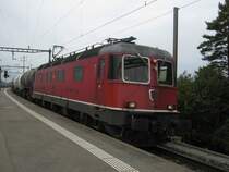 Re 6/6 11681 mit G�terzug bei Durchfahrt in Bad Ragaz, 15.10.2010.