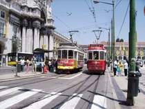 tram 556  linie 25 und touristik tram 7 auf der praca de commerco 25 05 05