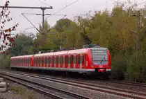 Samstagmittag eine Doppeleinheit S8 bestehend aus 422 573-4/582-7 auf dem Weg nach M�nchengladbach. 16.10.2010 