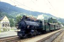 RhB DAMPFEXTRAZUG f�r Verkehrsverein Disentis 3735 von Landquart nach Disentis am 25.06.1994 in Trun mit Dampflok G 4/5 107 - A� 1102 - B� 2060 - D� 4052I - B 2245. Hinweis: Blick St.Anna-Kapelle

