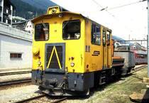 RhB L�SCHZUG 9735 von Reichenau nach Disentis am 25.06.1994 in Disentis mit Diesel-Traktor Tm 2/2 81 - X 9048. Hinweis: Traktor noch mit alter Lackierung.
