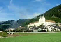 RhB DAMPFEXTRAZUG f�r GRAUB�NDEN TOURS 3236 von Disentis nach Chur am 31.08.1997 Ausfahrt Disentis mit Dampflok G 4/5 107 - Xk 9398 - D� 4052I - B 2247 - B 2246. Hinweis: Blick Richtung Kloster
