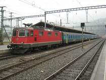 Doppeltraktion EW II Pendel als Regio 4774 im Bahnhof Brig. Die vordere Komposition mit Re 4/4 II 11221 und Dt, die hintere Komposition mit Re 4/4 II 11204 und EW II BDt, 16.10.2010.