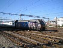 Die Re 460 074 ''Space Dream'' fuhr am 9.10.05 mit dem IR/IC 778 nach Basel SBB in Z�rich HB ein.