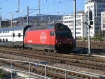 Die Re 460 019-3 ''Terre Sainte'' ex. Swisscom, fuhr am 9.10.05 mit einem IC-Dosto im Z�rcher Hauptbahnhof ein.