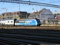 Die Re 460 034 ''Zugkraft Aargau'' verliess am 9.10.05 den HB Z�rich mit dem ''Frickthaler''-IR 1980 nach Basel SBB.