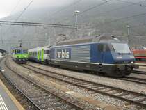 Zwei BLS Entlastungsz�ge abgestellt in Brig. Links Re 420 503 und rechts 465 005, beide mit EW III Pendel, 16.10.2010.