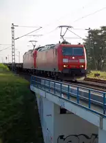 Doppeltracktion aus 185 198-9 und 185 138-5 nebst einem Leerzug Coiltragwagen. Fotografiert am 18.10.2010 bei Allerheiligen.