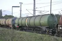 Gr�ner Kesselwagen in einen G�terzug in Lehrte am 12.10.2010.