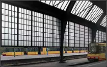 Innen und Außen -

Eine große seitliche Glaswand trennt am Hauptbahnhof Karlsruhe die Gleise innerhalb der Halle von weiteren Gleisen außerhalb ab. 

23.04.2009 (M)