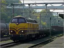 Eines der letzten Exemplare ihrer Gattung, die 1817, zieht am 09.10.2010 einen G�terzug durch den Bahnhof von Esch-sur-Alzette. (Hans) 