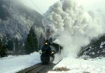 RhB DAMPF-EXTRAZUG f�r GRAUB�NDEN TOURS 3239 von Landquart nach Disentis bei Carrerabach mit Dampflok G 4/5 107 - B� 2060 - B 2247 - D� 4052I - B 2246. Einfach Dampf pur!
