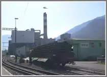 Alte Geleise werden schon vor Einfahrt zur A&M Recycling auf dem Bahnwagen auseinandergeschweisst. F�r die neuen Dachaufbauten der KVA Trimmis ist Handarbeit weniger gefragt, dort kommt der Heli zum Einsatz. (08.10.2010)