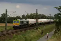 Captrain 266 002-9 mit einem Kesselwagenzug in Nauheim (bei Gro� Gerau) am 03.08.2010