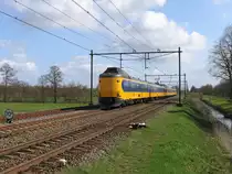 Koploper 4057 und eine weitere Koploper mit IC 549 Den Haag-Groningen bei Haren am 16-4-2010.