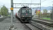 Die Ae 6/6 11440  Herisau  durchf�hrt am sp�teren Nachmittag des 18.10.10 mit einem kurzen GZ den Bahnhof H�gendorf.