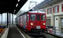 Der Bef 4/4 642 der CJ wartet am 18.10.10 im vernebelten La Chaux-de-Fonds mit einem G�terwagen auf den Abfahrbefehl.