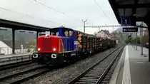 Am Morgen des kalten und grauen 18.10.10 steht der Tm 232 201-4 mit 4 beladenen Holztransportwagen (Sps) im Bahnhof St-Imier bereit. Die Kleinlok holt alle Wagen aus St-Imier und Sonceboz-Sombeval nach Reuchenette-P�ry, wo dann eine starke E-Lok die Last �bernimmt.