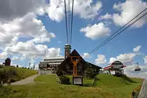 Die Bergstation der Fichtelbergschwebebahn auf knapp 1215m �. NN, rechts daneben ein Sessellift. 31.7.020.
