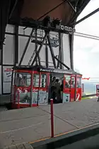 Gondel der Fichtelbergschwebebahn nimmt in der Bergstation neue Fahrg�ste auf, die sich - wie zu sehen - ziemlich ungleichm��ig verteilen... 31.7.010.