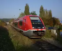641 025-2 hat auf der Fahrt von Weimar �ber die Ilmtalbahn sein Ziel Kranichfeld fast erreicht. W�hrend der Nachmittagsstunden wird im Halbstundentakt gefahren, so dass der Triebwagen nach kurzer Wendezeit seine R�ckreise antreten wird. Kranichfeld, 2010-10-13.